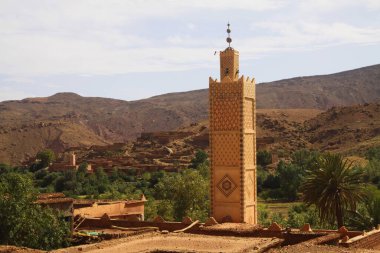 Yeşil ve minareli vadide kil tuğlalı evler olan eski bir Arap köyüne bakın.