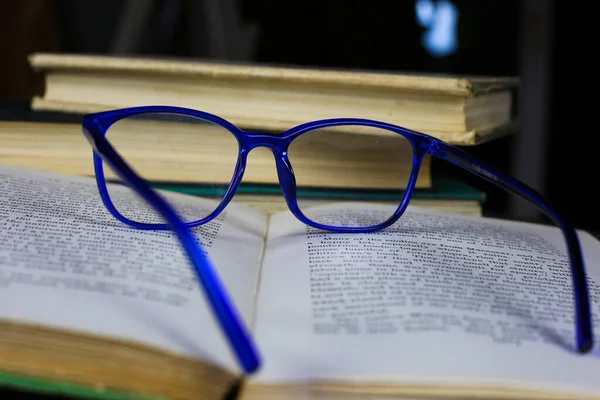 Vista Sul Vecchio Libro Aperto Ingiallito Con Occhiali Lettura Blu — Foto Stock