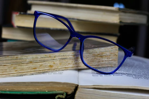 Vista Pila Isolata Vecchi Libri Ingialliti Tavolo Legno Con Occhiali — Foto Stock