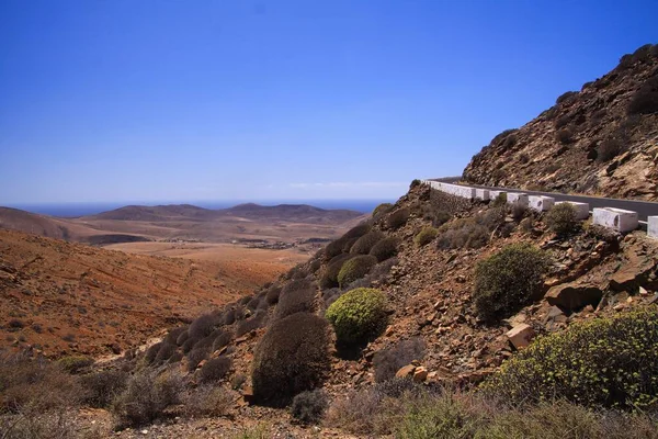 Betancuria和Pajara之间陡峭山路的蛇形景观 — 图库照片