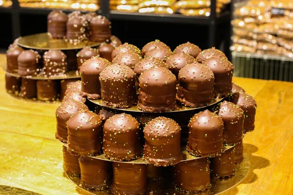 Közelkép Izolált Verem Krém Töltött Barna Csokoládé Csókok Színes Cukorka — Stock Fotó