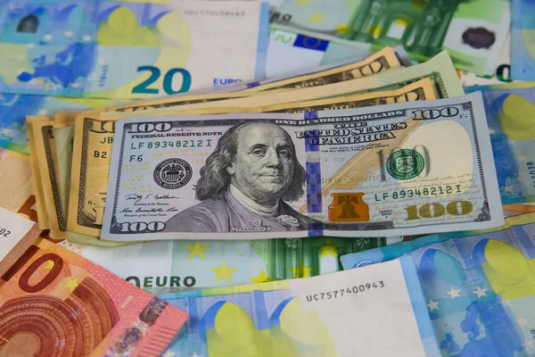 Euro Kağıt Para Banknotlarına Amerikan Doları Kağıt Faturaları Yığını — Stok fotoğraf