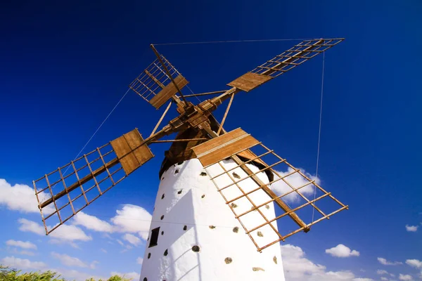 Vista Isolato Antico Mulino Vento Bianco Con Ali Marroni Contro — Foto Stock