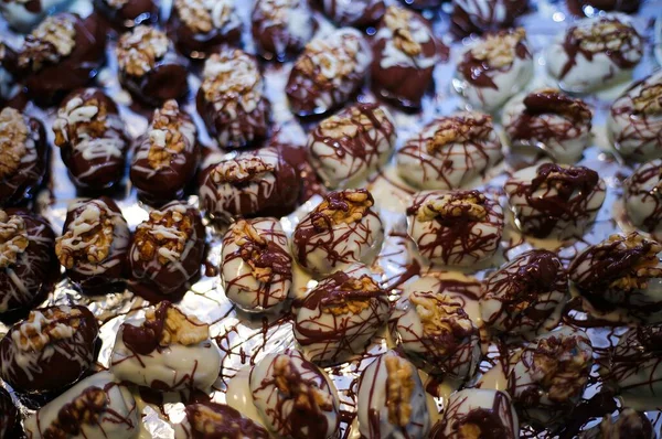 Primo Piano Molte Praline Isolate Fresche Cioccolato Bianco Marrone Fatte — Foto Stock