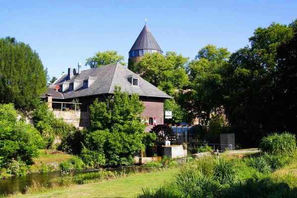 ドイツ ブルーゲン 8月8日 2019 水車や中世の城の塔 青い空の緑の木で緑の公園を見下ろす — ストック写真