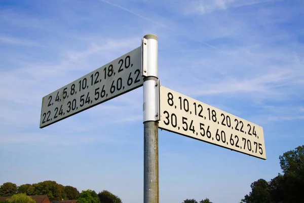 Blick Auf Ein Weißes Hinweisschild Mit Ziffern Vor Blauem Himmel — Stockfoto