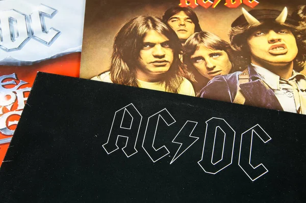 Viersen, Almanya - 3. Ocak 2020: Hells Bell albümünün kapağıyla AC / DC plak koleksiyonunu kapatın