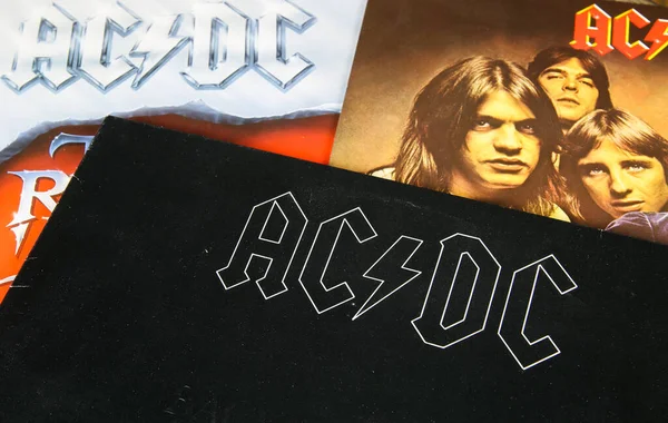 Viersen, Almanya - 3. Ocak 2020: Hells Bell albümünün kapağıyla AC / DC plak koleksiyonunu kapatın