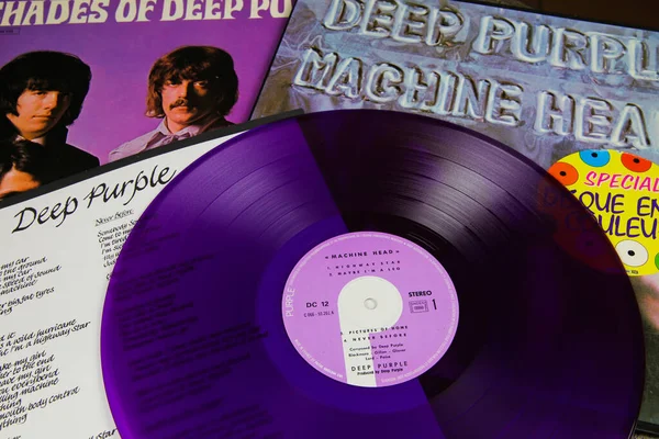 Viersen, Almanya - 3. Ocak 2020: Deep Purple albüm kapaklarını retro mor renkli vinil plakla kapatın