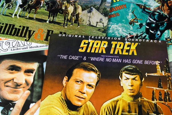 Viersen, Almanya - 3. Ocak 2020: Star Trek odaklı eski film müziği plak albüm kapaklarını kapatın