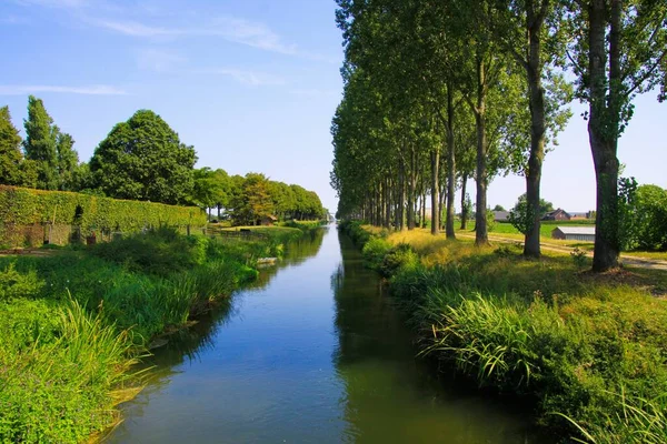 Vista Sobre Típico Canal Água Reta Sem Fim Holandês Alinhado — Fotografia de Stock