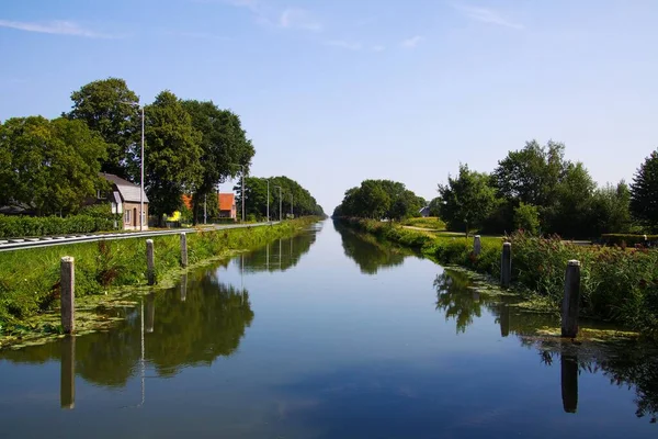 Vista Sobre Típico Canal Água Reta Sem Fim Holandês Alinhado — Fotografia de Stock