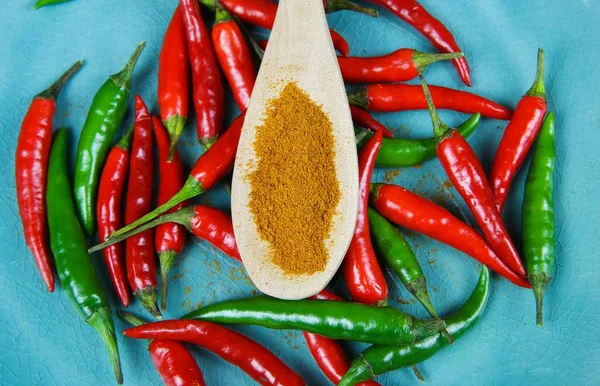 Alto Ângulo Vista Perto Colher Madeira Isolada Com Pimenta Picante — Fotografia de Stock