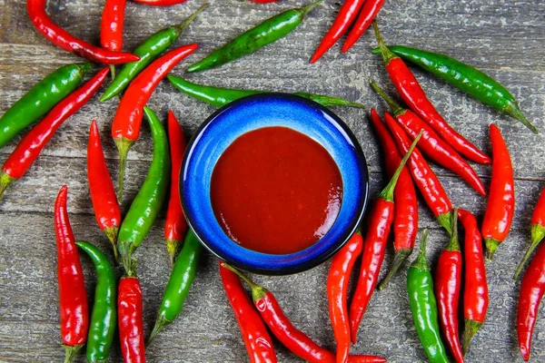 Close Tigela Azul Com Molho Pimenta Pimenta Verde Vermelha Mesa — Fotografia de Stock