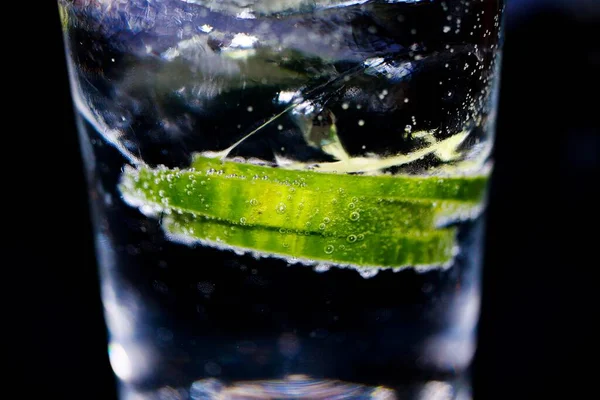 Gin Tonic Makro Nahaufnahme Von Grünen Gurkenscheiben Mit Perlenden Blasen — Stockfoto