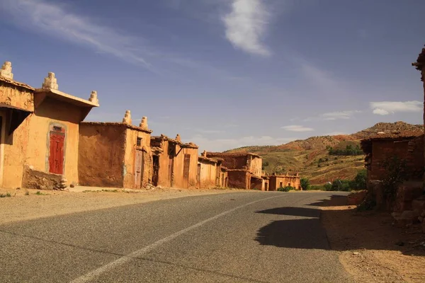 Opuszczona Wioska Glinianych Domów Wzdłuż Pustej Drogi Górach Atlas Maroko — Zdjęcie stockowe