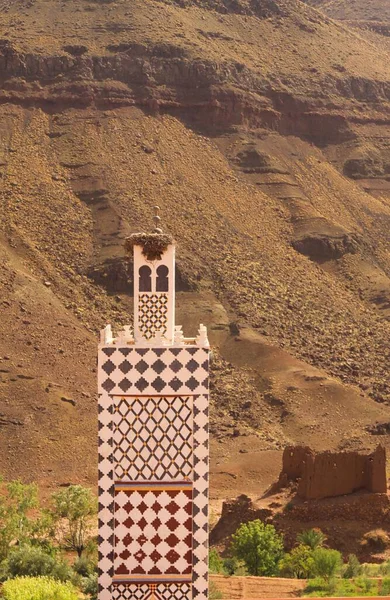 Izolovaná Minaretní Věž Proti Členité Horské Stěně Atlasu Maroko — Stock fotografie