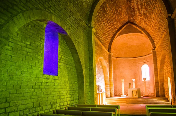 Grignan チャペル ヴィンセント フランス 10月1日 2019 窓から自然の黄色と青の光に照らされた空のローマカトリックの石灰岩の礼拝堂を見る — ストック写真