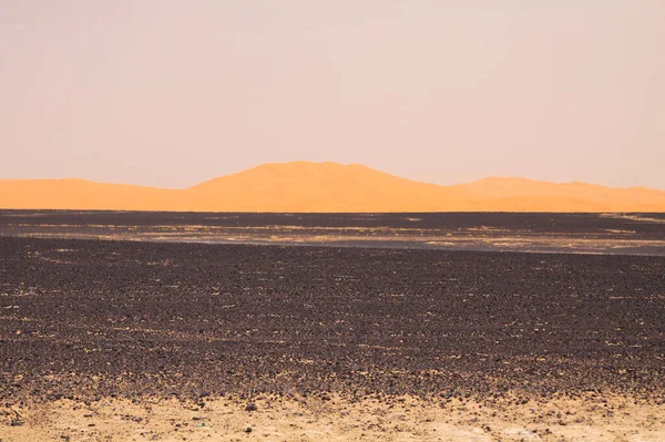 Pohled Nekonečné Spálené Černé Ploché Pustiny Kamenité Země Zlatých Písečných — Stock fotografie