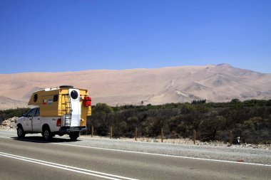 ATACAMA ÇİŞİLİ, 19 ARALIK. 2011: Otobanda 4 tekerlekli karavan