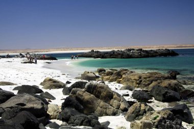 Doğal turkuaz havuz manzarası ufukta dalgalı kayalarla çevrili altostratus bulutları ile Atacama Çölü, La Piscina Pasifik kıyısında Bahia Inglesa (Havuz))