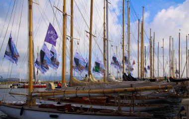 St. TROPEZ, FRANSA - 2 Ekim. 2019: Bulutlu bir günde Akdeniz Limanı 'nda direkli eski yelkenli gemilere bakın