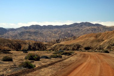 Şili 'nin Atakama Çölü' ndeki çorak vadiye giden ıssız toprak yol.