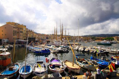 St. TROPEZ, FRANSA - 2 Ekim. 2019: Bulutlu bir günde Akdeniz Limanı 'ndaki tekne ve gemilere bakın