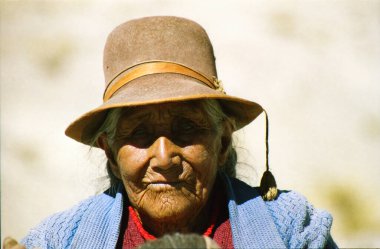 ISLA TAQUILE (TITICACA Gölü), Peru - 10 Haziran. 2002: Kahverengi tenli ve geleneksel şapkalı yaşlı bir kadının portresi
