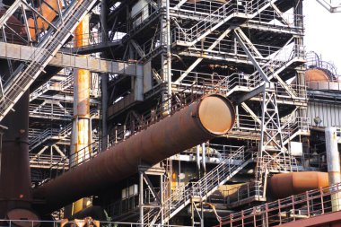 Landschaftspark Duisburg, Almanya: Çelik kuleden çıkan paslanmış paslı tüp merdiveni