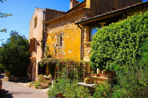 Roussillon Provence Francja Października 2019 Widok Wiejski Żółty Dom Drzewami — Zdjęcie stockowe