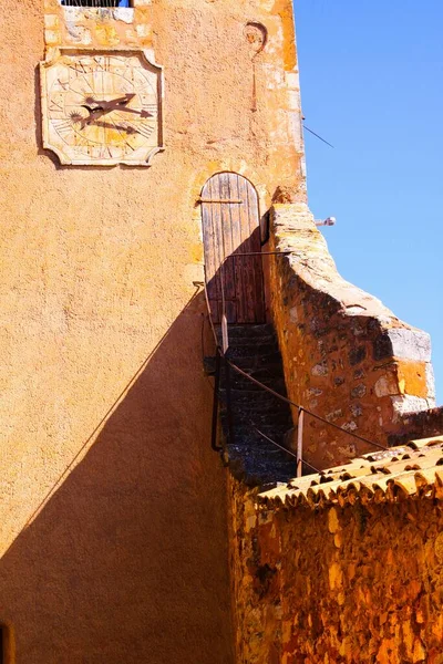 青い空と時計と赤の黄土色の石の壁の影と要塞の塔の上のビュー ルシヨン プロヴァンス フランス — ストック写真
