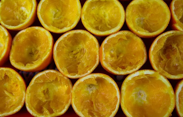 鲜榨橙汁概念 群压空果皮半边的高角度顶视图 — 图库照片