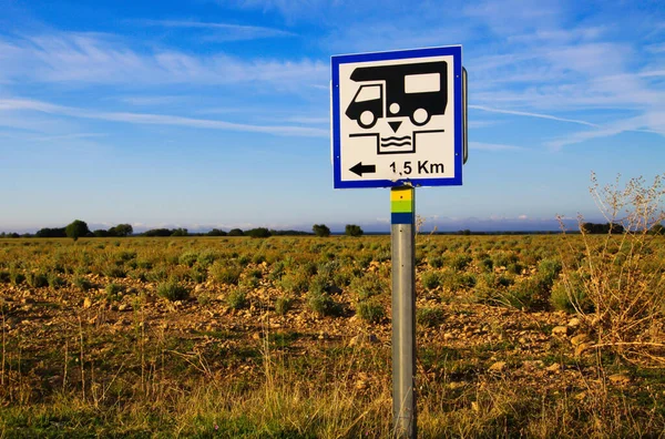 Zicht Geïsoleerd Wit Richtingbord Met Camper Tegen Blauwe Lucht Lavendelveld — Stockfoto