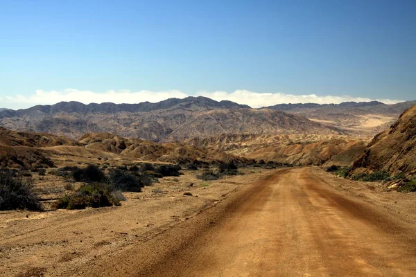 通往智利阿塔卡马沙漠荒芜干谷的荒凉土路 — 图库照片