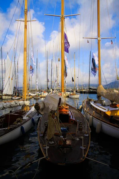 St. TROPEZ, FRANSA - 2 Ekim. 2019: Bulutlu bir günde Akdeniz Limanı 'nda yelken direğinin ötesine bakın