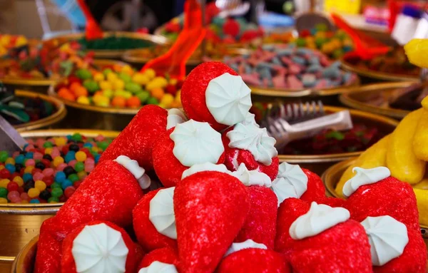 Primo Piano Mucchio Dolci Forma Fragola Con Viscere Sfocate Piene — Foto Stock