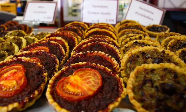 Primo Piano Delle Tartine Fresche Forno Provenzali Con Frutta Oliva — Foto Stock