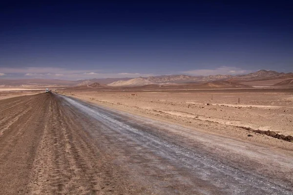 Endless Dirt Road Infinity Salt Flat Plateau Contrasting Blue Cloudless — Stock Photo, Image