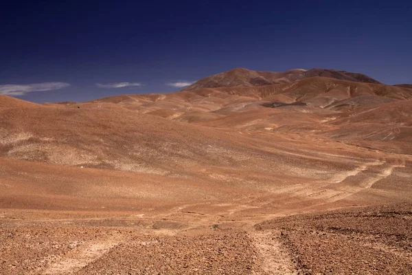 智利阿塔卡马沙漠中间红色荒废景观中的轮迹 — 图库照片