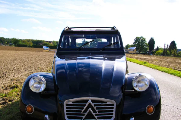 ドイツのヴィエルセン 10月12日 2019 農村部で銀のヘッドライトとラジエータグリルと黒フランスの古典的なカルト車2Cvの前に表示 — ストック写真