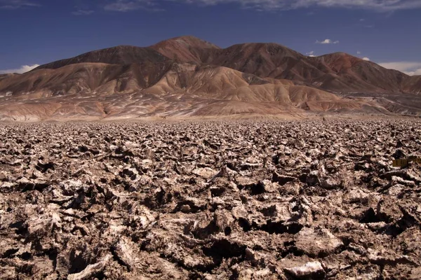 Blick Über Die Zerklüftete Ausgetrocknete Weite Salzebene Der Gebirgskette Salar — Stockfoto