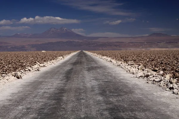 Camino Tierra Interminable Con Horizonte Borroso Través Salar Atacama Cerca —  Fotos de Stock