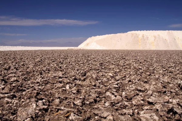 Blick Über Kargen Zerklüfteten Boden Auf Einem Einsamen Weißen Hügel — Stockfoto