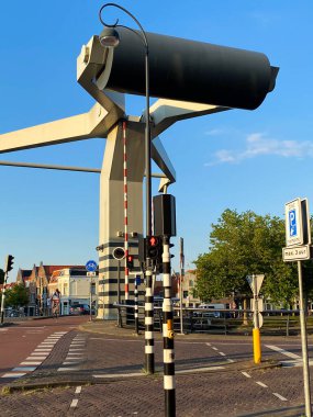Haarlem, Hollanda - 26 Haziran. 2020: Mavi gökyüzüne karşı basküle köprüsünü (Verfrollerbrug) kaldırmanın karşı ağırlığı