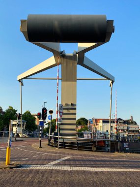 Haarlem, Hollanda - 26 Haziran. 2020: Mavi gökyüzüne karşı basküle köprüsünü (Verfrollerbrug) kaldırmanın karşı ağırlığı