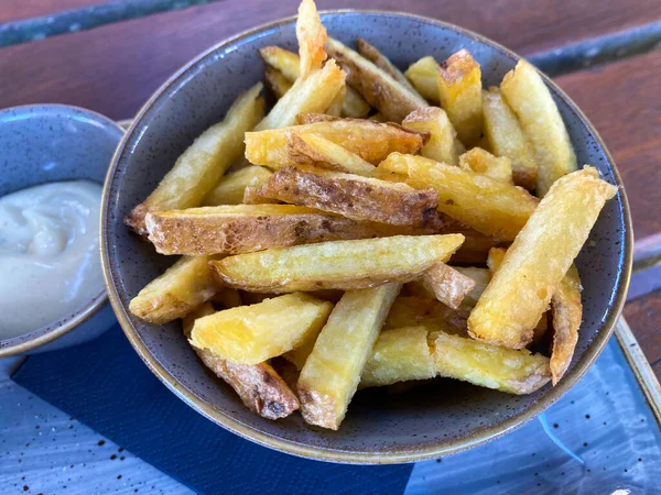 Zole Edilmiş Mayonez Soslu Kâseleri Patates Kabuklu Patates Kızartmalarını Kapatın — Stok fotoğraf