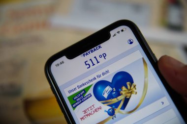 Viersen, Almanya - 30 Haziran. 2020: Cep telefonu ekranının erkek eliyle kapatılması ve alışveriş noktalarını gösteren Ödeşme uygulaması (511 'e odaklan)