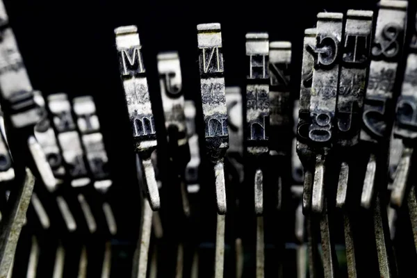 편지와 타자기의 고립된 유형의 막대를 매크로 클로즈업 — 스톡 사진