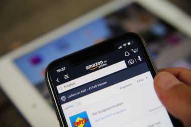 Viersen, Almanya - 28 Haziran. 2020: Cep telefonunun Amazon alışveriş uygulaması ile kapatılması (telefona odaklan)